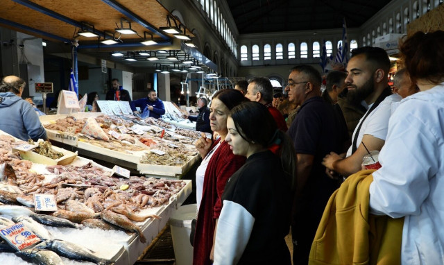 Σαρακοστή: Απλησίαστα τα παραδοσιακά εδέσματα - Εκτόξευση τιμών σε θαλασσινά, λαγάνα και χαλβά