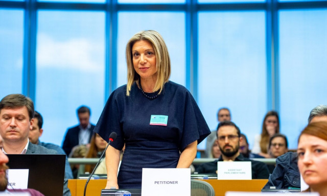 Θάψατε το παιδί της, «θάβετε» και τον αγώνα της; Ντροπή!