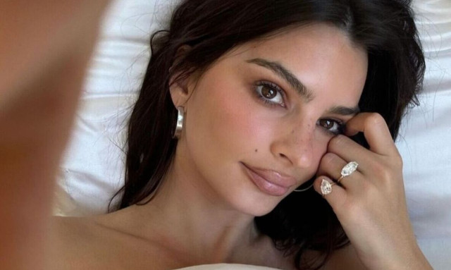 Έμιλι Ραταϊκόφσκι: Ποζάρει γυμνή κάτω από τα σκεπάσματα και «ρίχνει» το Instagram