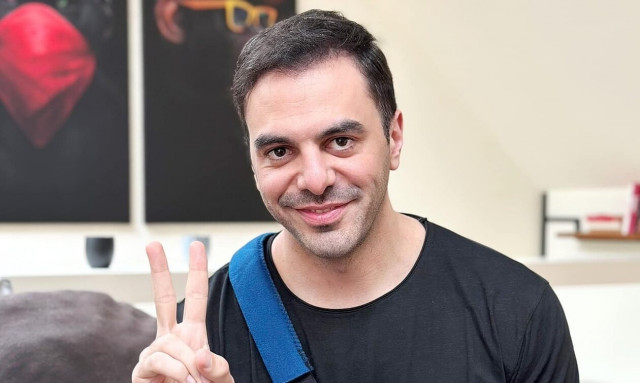 Μανώλης Χριστοδουλάκης: Ατύχημα για τον βουλευτή - Η φωτογραφία με το δεμένο χέρι