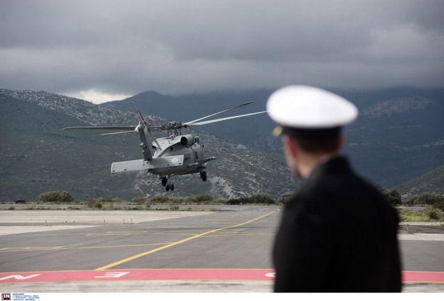 Στην παραλαβή των τριών νέων ανθυποβρυχιακών ελικοπτέρων Μητσοτάκης και Δένδιας