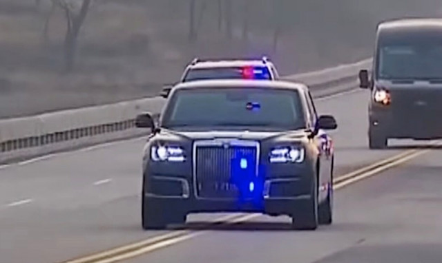 O Κιμ Γιονγκ Ουν κάνει βόλτες με την λιμουζίνα του Πούτιν