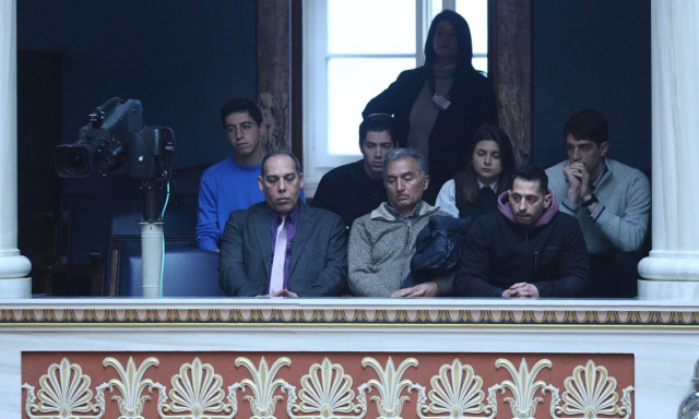 Τέμπη: Οι συγγενείς των θυμάτων παρακολούθησαν τη συζήτηση από τα θεωρεία της Βουλής
