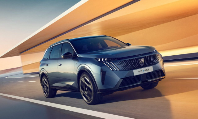 To νέο Peugeot E-5008 έχει μεγαλώσει και είναι και πάλι 7θέσιο