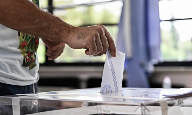 Δημοσκοπήσεις: Σταθερά μπροστά αλλά με σοβαρές απώλειες η ΝΔ - Ο Λοβέρδος ξεπερνά τον Ανδρουλάκη