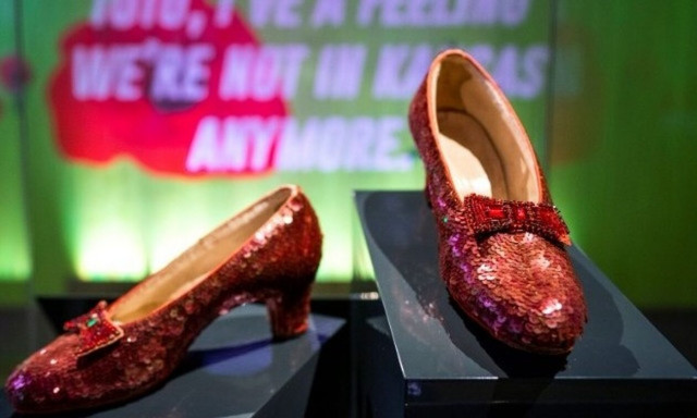 Eικόνες από τα ρουμπινί γοβάκια της ταινίας «Ο Μάγος του Οζ» που εκτέθηκαν σε παγκόσμια περιοδεία