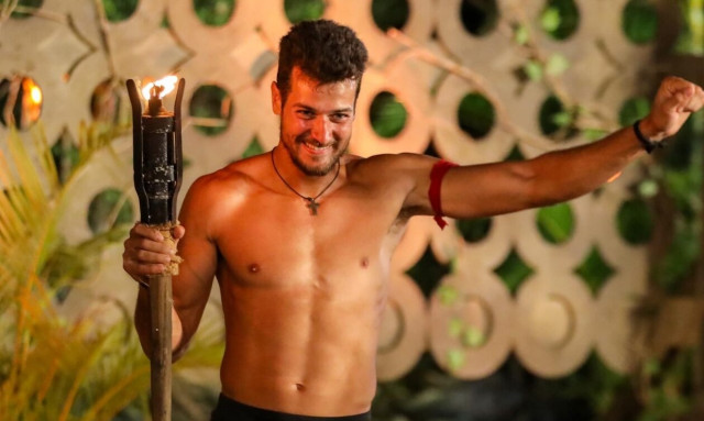 Survivor: Ο Νίκος πήρε τη δάδα του και αποχώρησε από το παιχνίδι