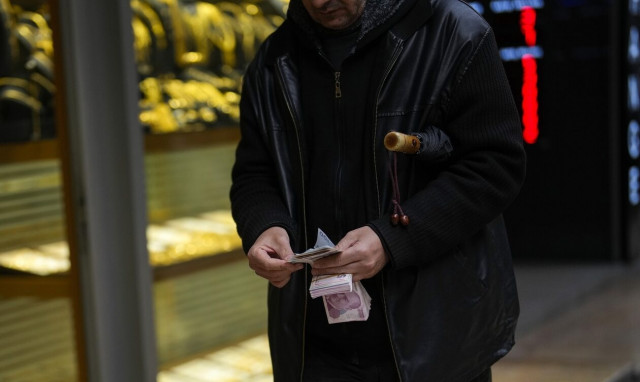 Τουρκία: Αύξηση - σοκ των επιτοκίων κατά 50% για να συγκρατηθεί η κατρακύλα της λίρας