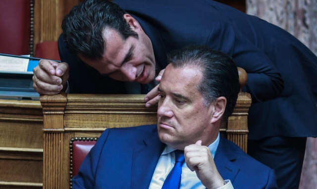 Κόντρα Άδωνι - Κουτσούμπα στη Βουλή για την Υγεία με....φόντο τον Πλούταρχο