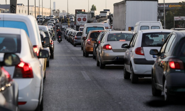 Κίνηση στους δρόμους: «Φορτώνει» ο Κηφισός και το λιμάνι του Πειραιά λόγω τριημέρου