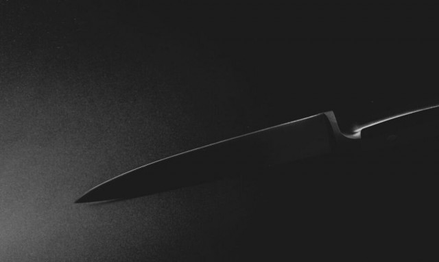 Λάρισα: Παραλίγο τραγωδία - Τίναξε το τραπεζομάντηλο και καρφώθηκε το μαχαίρι στο δρόμο