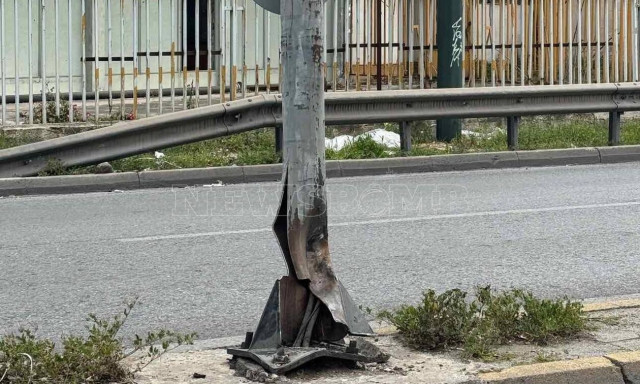 Μοσχάτο: Αυτοκίνητο προσέκρουσε σε κολώνα ηλεκτροφωτισμού - Έκλεισε ο δρόμος και στα δύο ρεύματα