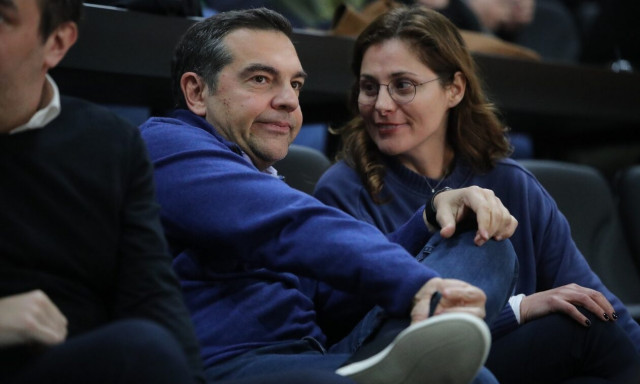 Παναθηναϊκός – Μπαρτσελόνα: Ο Αλέξης Τσίπρας στο ΟΑΚΑ μαζί με τη Μπέττυ Μπαζιάνα