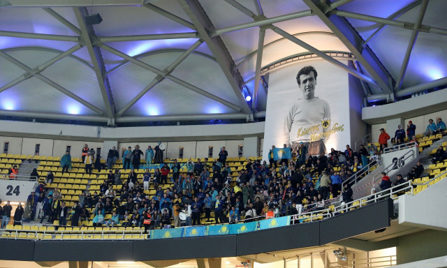 Δίδαξαν ήθος και συμπεριφορά: Οι φίλαθλοι του Καζακστάν καθάρισαν την εξέδρα τους στην OPAP Arena