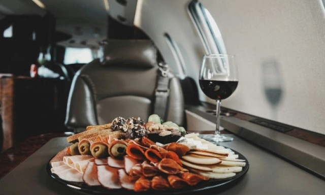 «Το χειρότερο γεύμα στον κόσμο»: Έξαλλος επιβάτης αεροπλάνου όταν αντίκρισε το φαγητό που του έδωσαν