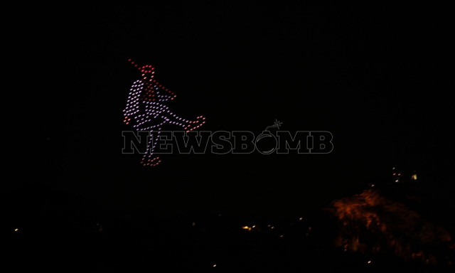 Ο αττικός ουρανός φωτίστηκε... αλλιώς την παραμονή της 25ης Μαρτίου