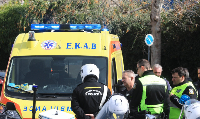 Σαλαμίνα: 17χρονος ακρωτηριάστηκε από έκρηξη βεγγαλικού – Συνελήφθησαν οι γονείς του