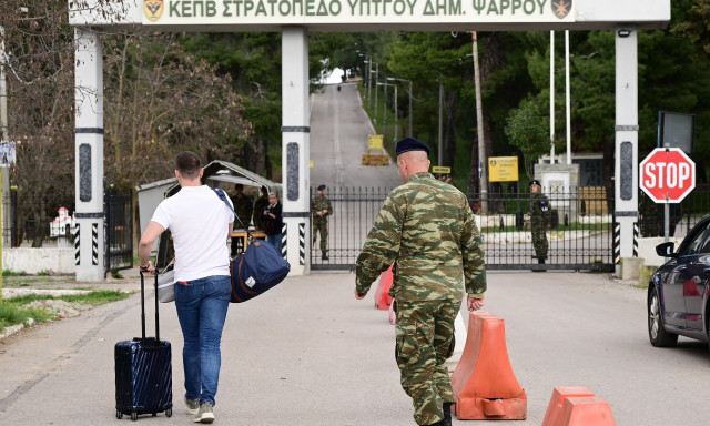 Το «κίνημα της Θήβας»: Ο Κασσελάκης ζητάει παραίτηση Μητσοτάκη, προσφέροντας του «σανίδα σωτηρίας»