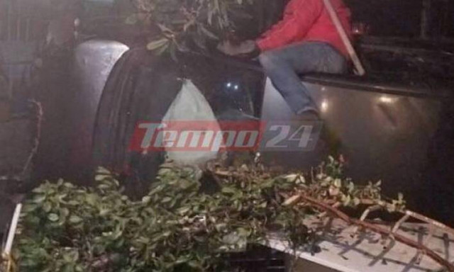 Αχαΐα: Απίστευτο τροχαίο - IX πέρασε πάνω από δέντρο και προσγειώθηκε ανάποδα σε όχημα μέσα σε αυλή