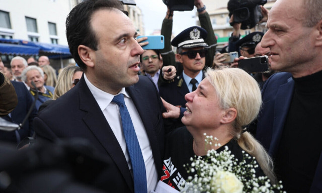 Λάρισα: Η μητέρα της Κλαούντια Λάτα που χάθηκε στα Τέμπη δάκρυσε στην αγκαλιά του Παπαστεργίου