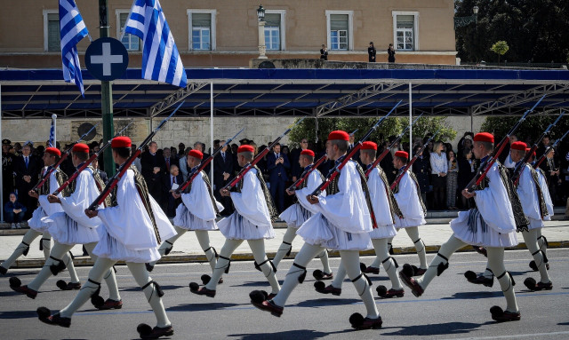 25η Μαρτίου: Κέρδισαν τις εντυπώσεις οι Εύζωνες της Προεδρικής Φρουράς