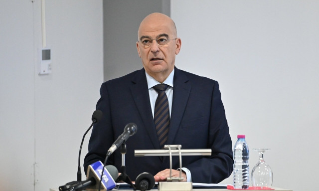 Defence Min Dendias in London