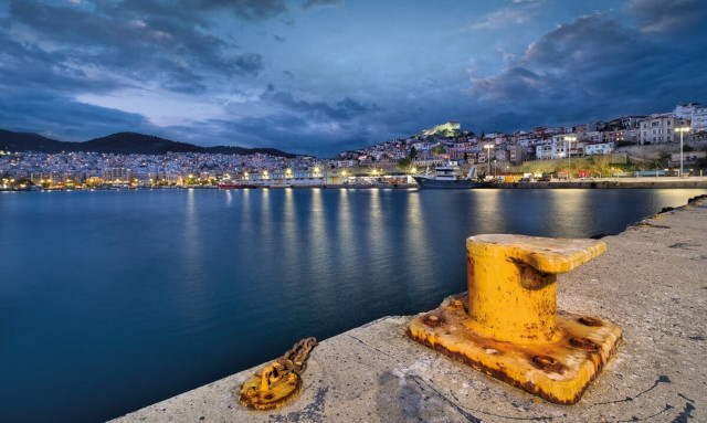 Καβάλα: Αυτοκίνητο έπεσε στο λιμάνι - Δύτης ψάχνει για επιβαίνοντες