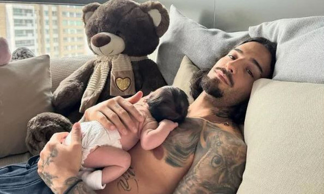 Μaluma: Οι αξιολάτρευτες φωτογραφίες με τη νεογέννητη κόρη του - «Οι καλύτερες ημέρες της ζωής μου»