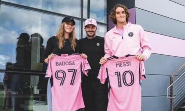 Στέφανος Τσιτσιπάς: Συναντήθηκε με τον Ντέιβιντ Μπέκαμ και πήρε δώρο φανέλα του Μέσι (pics)