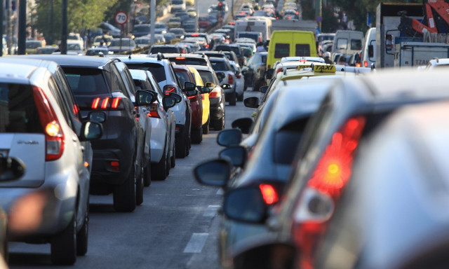 Kίνηση στους δρόμους: «Χάος» Κηφισίας λόγω τροχαίου - Στο «κόκκινο» παραλιακή και Κηφισός