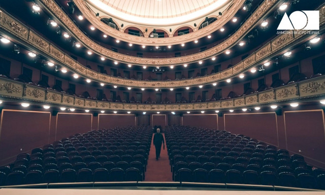 Ο Δημήτρης Καταλειφός διαβάζει το πρώτο έργο που ανέβηκε στο Δημοτικό Θέατρο Πειραιά