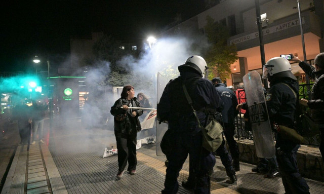 Λάρισα: Σοβαρά επεισόδια έξω από το Δημοτικό Ωδείο - Χρήση χημικών έκαναν τα ΜΑΤ