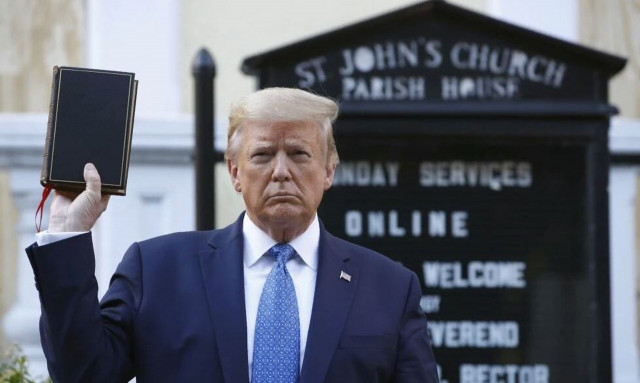 Ο Τραμπ πουλάει αντίτυπα της Βίβλου - «Ας κάνουμε την Αμερική να προσευχηθεί ξανά»