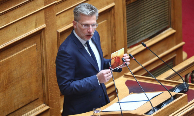 Βουλή: Ο Άκης Σκέρτσος εμφανίσθηκε με φωτογραφία του αδικοχαμένου του αδερφού