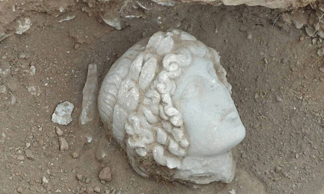 Ανασκαφή Φιλίππων: Στο φως κεφαλή αγάλματος που πιθανότατα ανήκει στον θεό Απόλλωνα