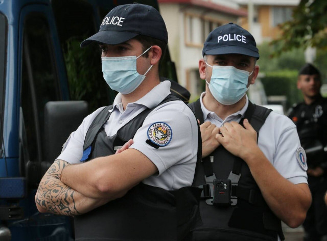 Με αστυνομικούς έξω από κάθε εκκλησία θα γιορτάσουν το Πάσχα οι Γάλλοι