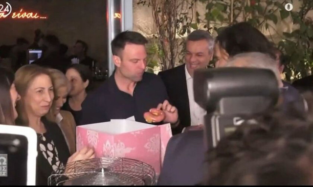 Στέφανος Κασσελάκης: Πάρτι γενεθλίων στου Ψυρρή