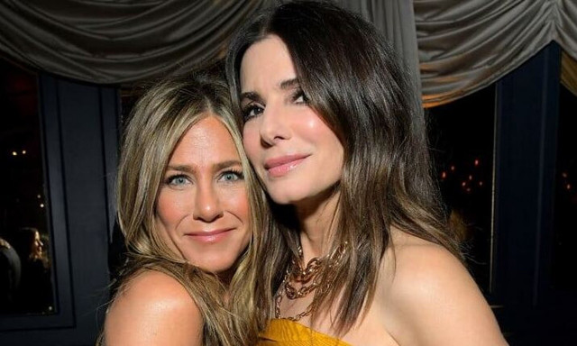 Τζένιφερ Άνιστον - Σάντρα Μπούλοκ: Παπαράτσι τις «συνέλαβε» έξω απο το ιατρείο γνωστού πλαστικού