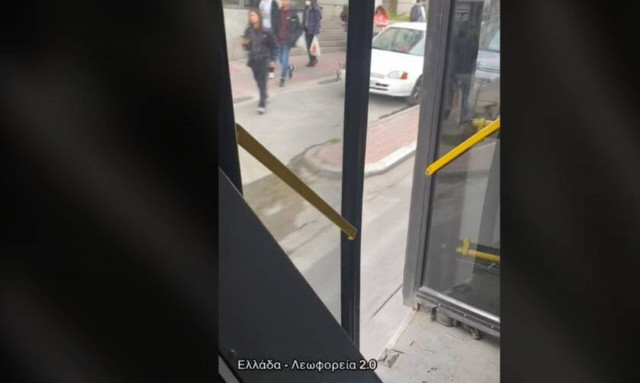 Λεωφορείο της γραμμής κινείται με ανοιχτή την πόρτα του (vid)