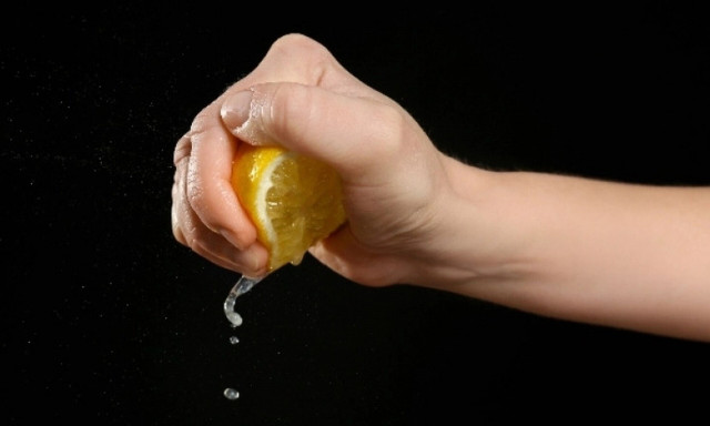 Τόσο καιρό στύβουμε το λεμόνι λάθος: Ο νέος τρόπος που τρέλανε τους χρήστες του TikTok