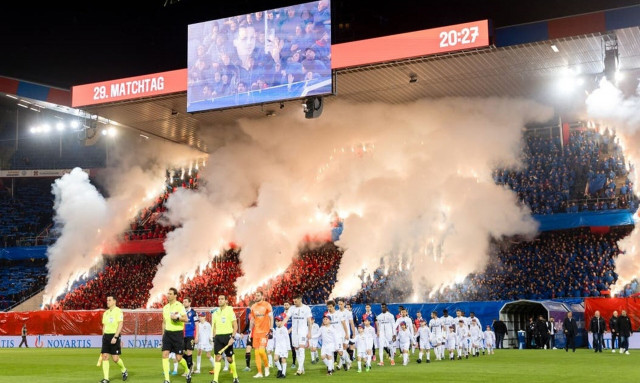 Ελβετική διαμαρτυρία: Πέταξαν γομολάστιχες στο γήπεδο