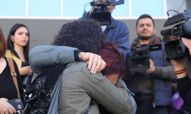 Από την κόλαση της φυλακής μέχρι τη δικαίωση: Δάκρυα χαράς για την αθώωση της μητέρας της 12χρονης