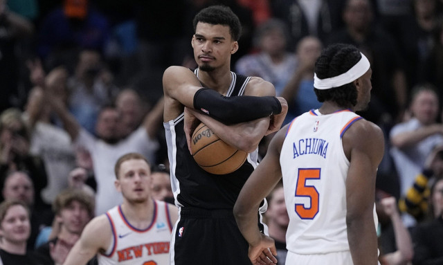 NBA: Ο Γουεμπανιάμα «ντύθηκε» Σακίλ Ο’ Νιλ σε επική μάχη με τον Μπράνσον | Αποτελέσματα, highlights