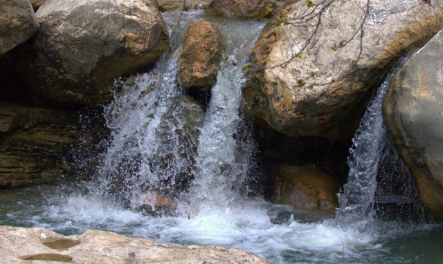 Το άγνωστο φαράγγι της Αιτωλοακαρνανίας με τον θεαματικό καταρράκτη