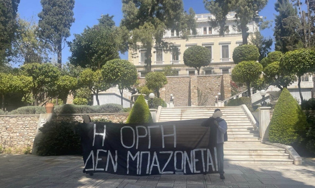 Μέλη του Ρουβίκωνα εισέβαλαν στη Βουλή και το Προεδρικό Μέγαρο - Άνοιξαν πανό για τα Τέμπη