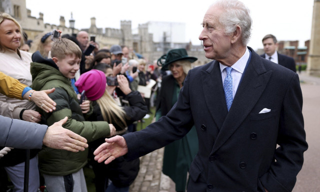 Βασίλιας Καρόλος: Κάθισε χωριστά από την υπόλοιπη βασιλική οικογένεια στην πασχαλινή λειτουργία