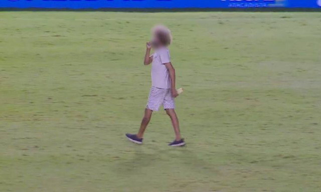 Απίστευτο σκηνικό στη Βραζιλία: Εισέβαλε στον αγωνιστικό χώρο και κάπνιζε μαριχουάνα (video)