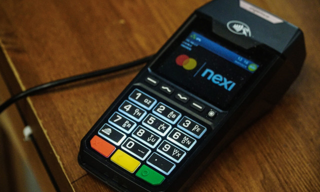 Τέλος χρόνου για την ενεργοποίηση των POS - Από αύριο πληρωμές σε ταξί, περίπτερα, λαϊκές αγορές