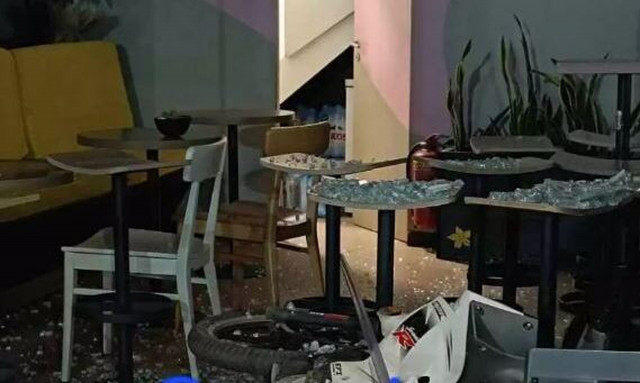 Πάτρα: Ντελιβεράς έπεσε πάνω στην τζαμαρία καφετέριας - Μεταφέρθηκε στο νοσοκομείο