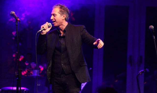 Κόκοτας: Διασωληνωμένος ο τραγουδιστής - Σήμερα θα προσπαθήσουν να τον «ξυπνήσουν» οι γιατροί